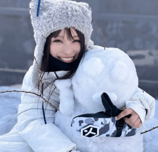 「雪だるま君、緊張してますよ！」スノボ美女、ゲレンデで魅せた”雪だるま・抱きしめショット”にファンガチ惚れ！