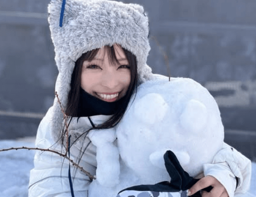 「雪だるま君、緊張してますよ！」スノボ美女、ゲレンデで魅せた”雪だるま・抱きしめショット”にファンガチ惚れ！