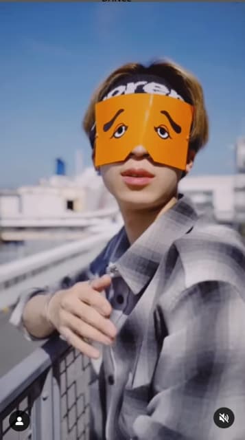 松島聡　アイマスクして投げキッス