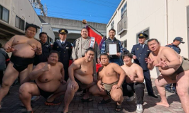 放駒部屋・一山本が一日消防署長に就任！消防活動を力強くサポート