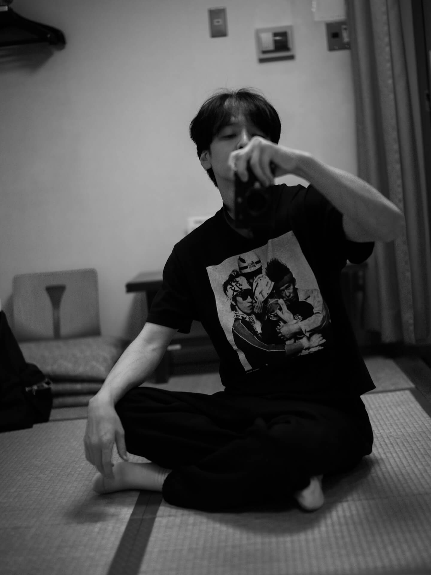 「おばんです」生田斗真のモノクロ自撮りショットがかっこよすぎると話題！