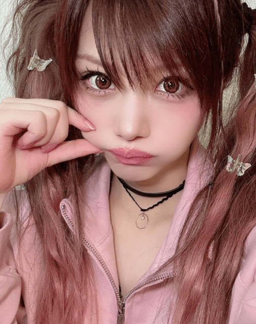 「プクとほっぺをツネっ」田中れいなはやっぱり激カワと話題！