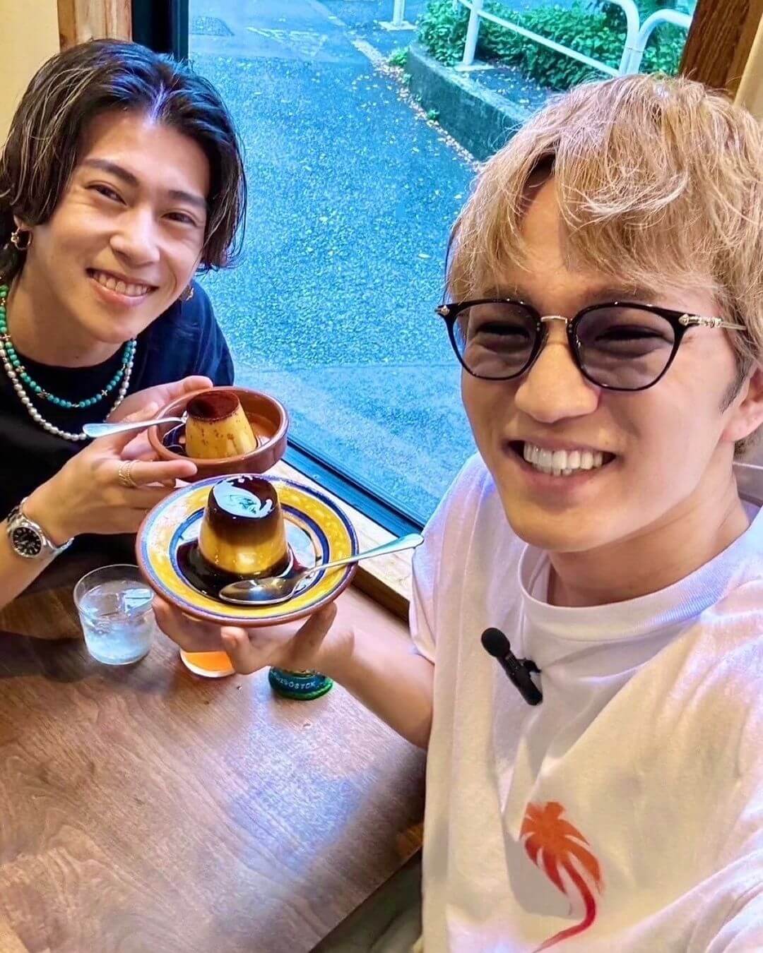 WEST.神山智洋がAぇ! groupの”あの人”との先輩後輩オフショット公開で話題！