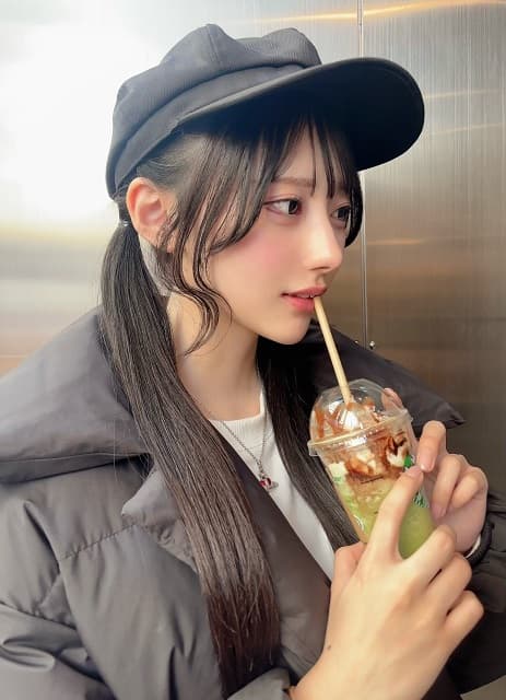 「キラキラオーラまとってるな」デビュー間もないアイドルの”スタバ他撮り”ショットにファンから絶賛の声