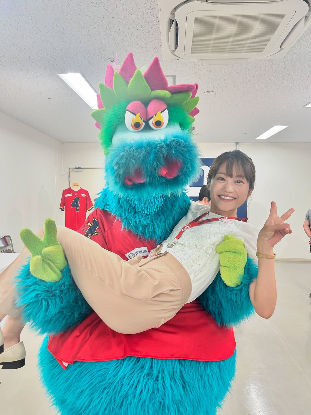 「大変貴重な7月のベストショット」吉岡麗があのキャラクターにお姫様抱っこされている写真を公開！