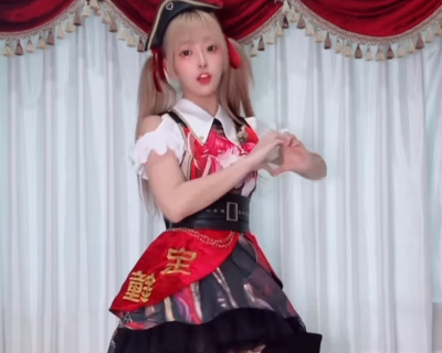 「めっちゃ可愛い！」美女YouTuber、宝鐘マリンコス姿で”スキスキ・オンパレードダンス”を披露！ファンドキドキ状態