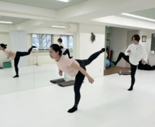 カーリングチーム・フォルティウス、チームでバレエストレッチ！可動域と軸を意識して汗を流す