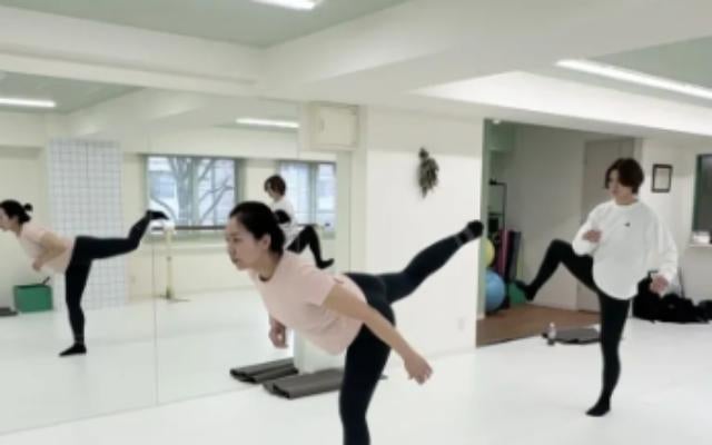 カーリングチーム・フォルティウス、チームでバレエストレッチ！可動域と軸を意識して汗を流す