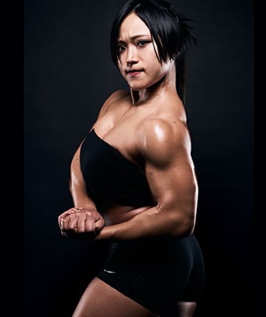 “魅せる女”飯田沙耶が鍛え上げられた肉体美を披露！