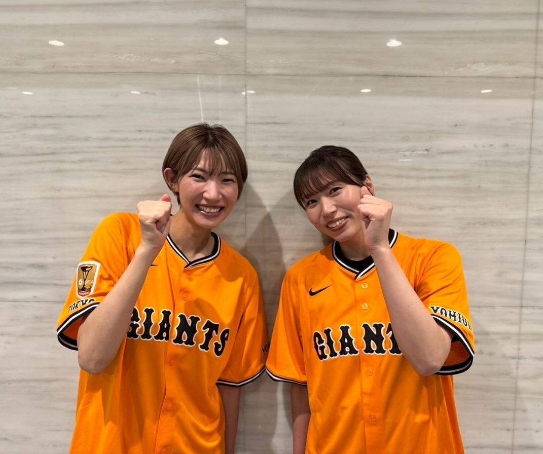 石井優希＆新鍋理沙、ジャイアンツユニで“再会スマイル”