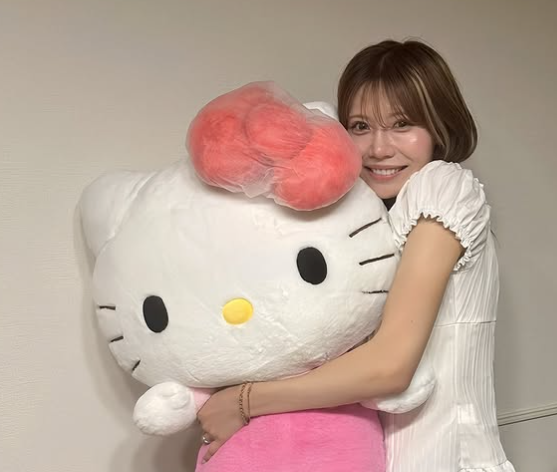 100mH選手・中島ひとみ、「デカぬいキティ」抱き誕生日を報告