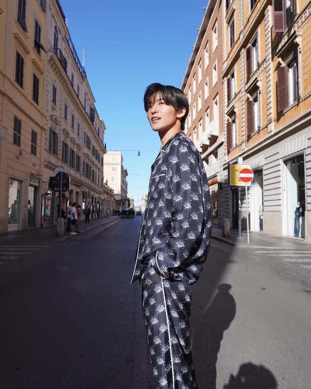 目黒蓮がパジャマでローマに🇮🇹✨オフショットを公開❗️