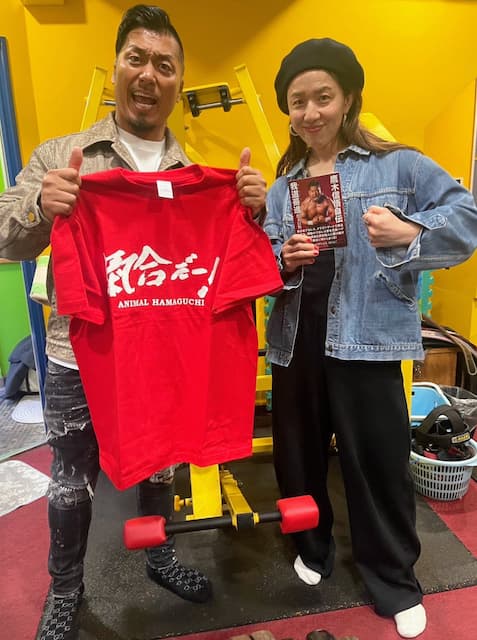 浜口京子が鷹木信悟と2ショット！「私も筋力トレーニング!」