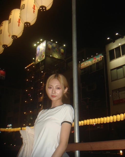 ツウィが夜の大阪に出現！お茶目なグリコポーズ披露