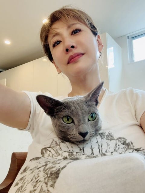 「秘技・Tシャツ潜り！！！」超人気声優・朴璐美が愛猫との“ヌクヌク”写真を公開