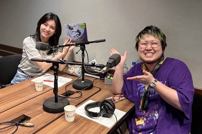 穏やかな笑顔の2人。本仮屋ユイカ、“こっちのけんと”をゲストに迎えたラジオ収録