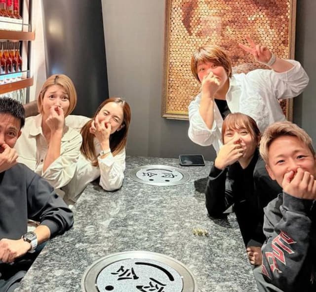 狩野舞子　豪華メンバーで牛ポーズ！多種目アスリートらと焼き肉を堪能