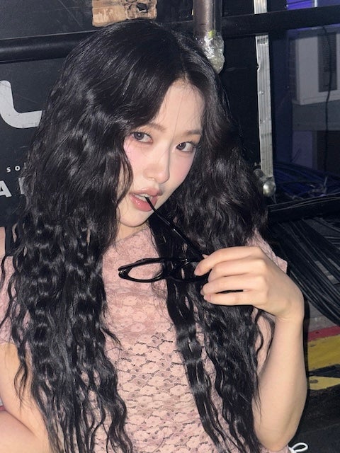 IVE・ユジンいつもと違った雰囲気のショットを公開！