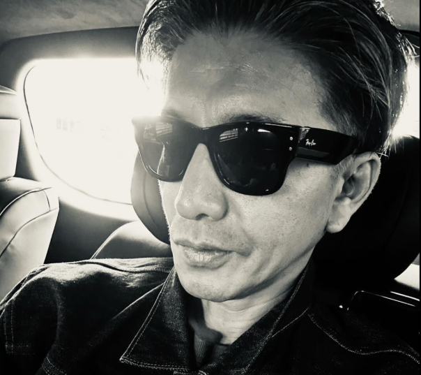 木村拓哉の“渋すぎる朝”が話題！車内モノクロショットにファン熱視線
