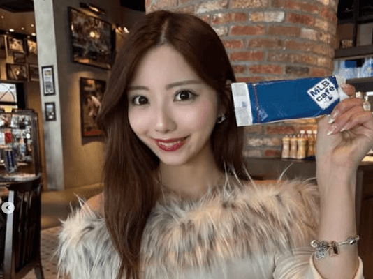 「見惚れちゃった」野球美女子、念願のMLBカフェへ！店内おしゃれショットムービーが話題に「可愛すぎる！ほんまに！」