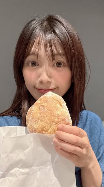 「美味しそうに食べるね」シンガーソングライター・miwaがパンにかぶりつく！