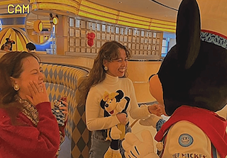 やっぱりミッキーは永遠のアイドル！シェフミッキーで夢の再会