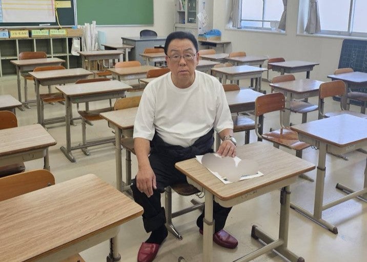 梅沢富美男、小学校でのロケに感慨「机と椅子がこんなに小さかったなんて！」