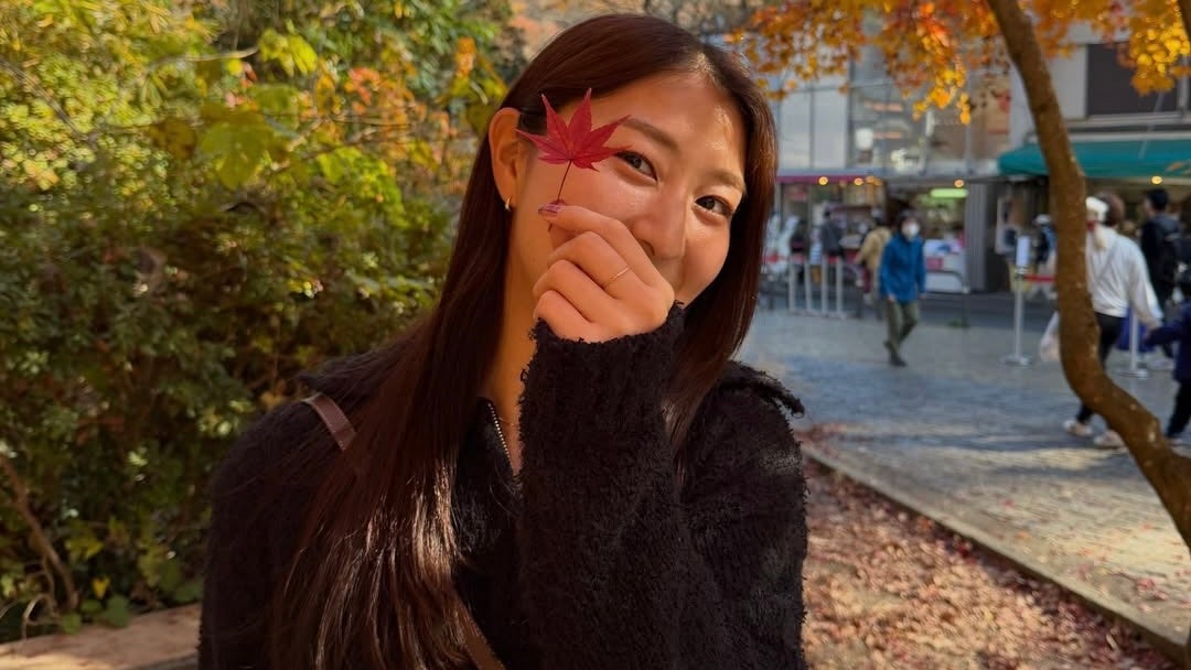 秋の風物詩に！？“サッカー美女”塩越柚歩×紅葉が美しすぎる