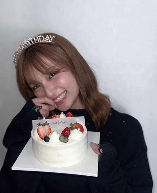 「25歳の誕生日」女優・吉川愛、バースデーティアラをのせたキュート写真＆ムービーを公開！祝福の声続々