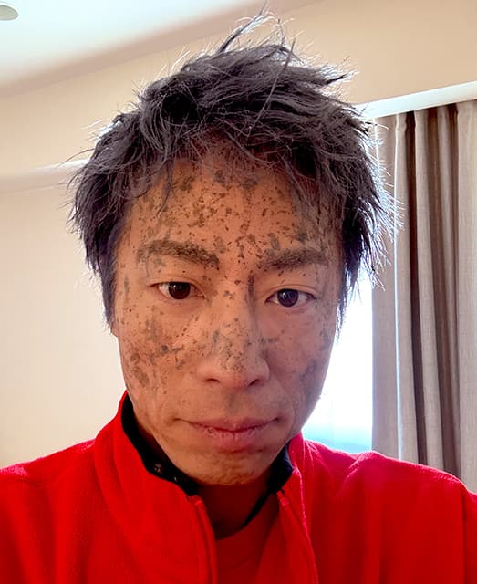 田村淳「池の水を抜いたらこうなった」真顔で泥だらけの顔を公開！