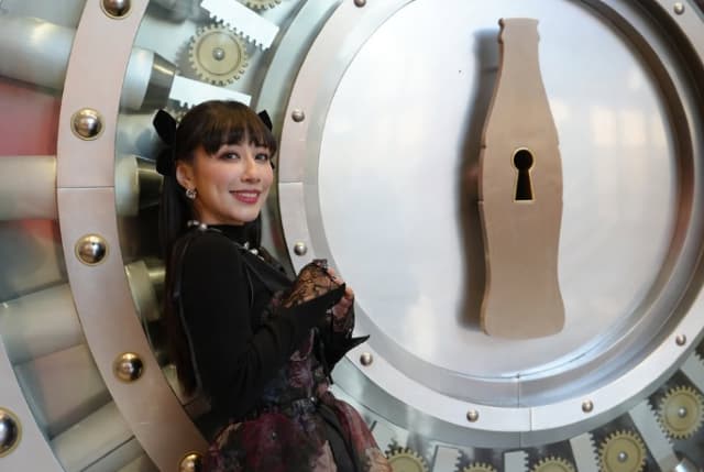 人気歌手・玉置成実がコカ・コーラの世界を満喫！