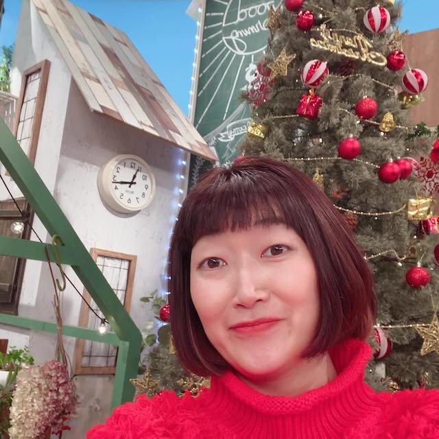 川村エミコ、真っ赤なニットのクリスマスコーデが好評！「クリスマスっぽくて素敵💓🎄」