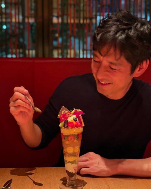 イケオジの破壊力… 西島秀俊×パフェの最強コンボ