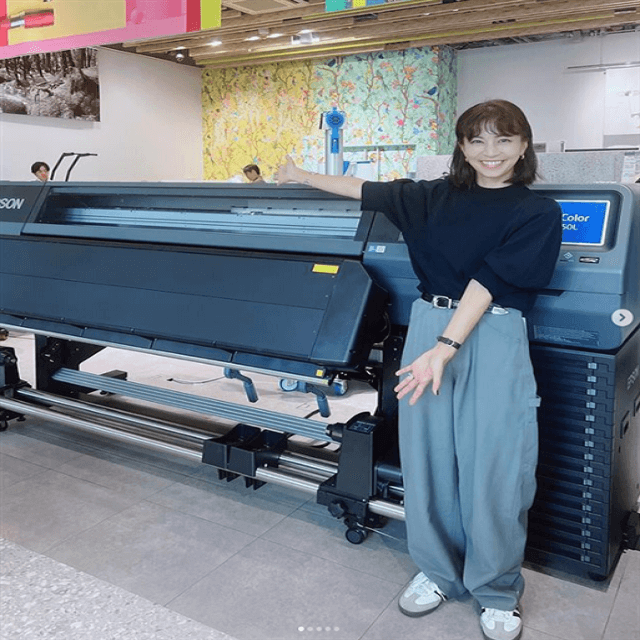 安田美沙子が出会った巨大なモノとは！？貴重なメガネルックにも「キレイ」の称賛が集まる