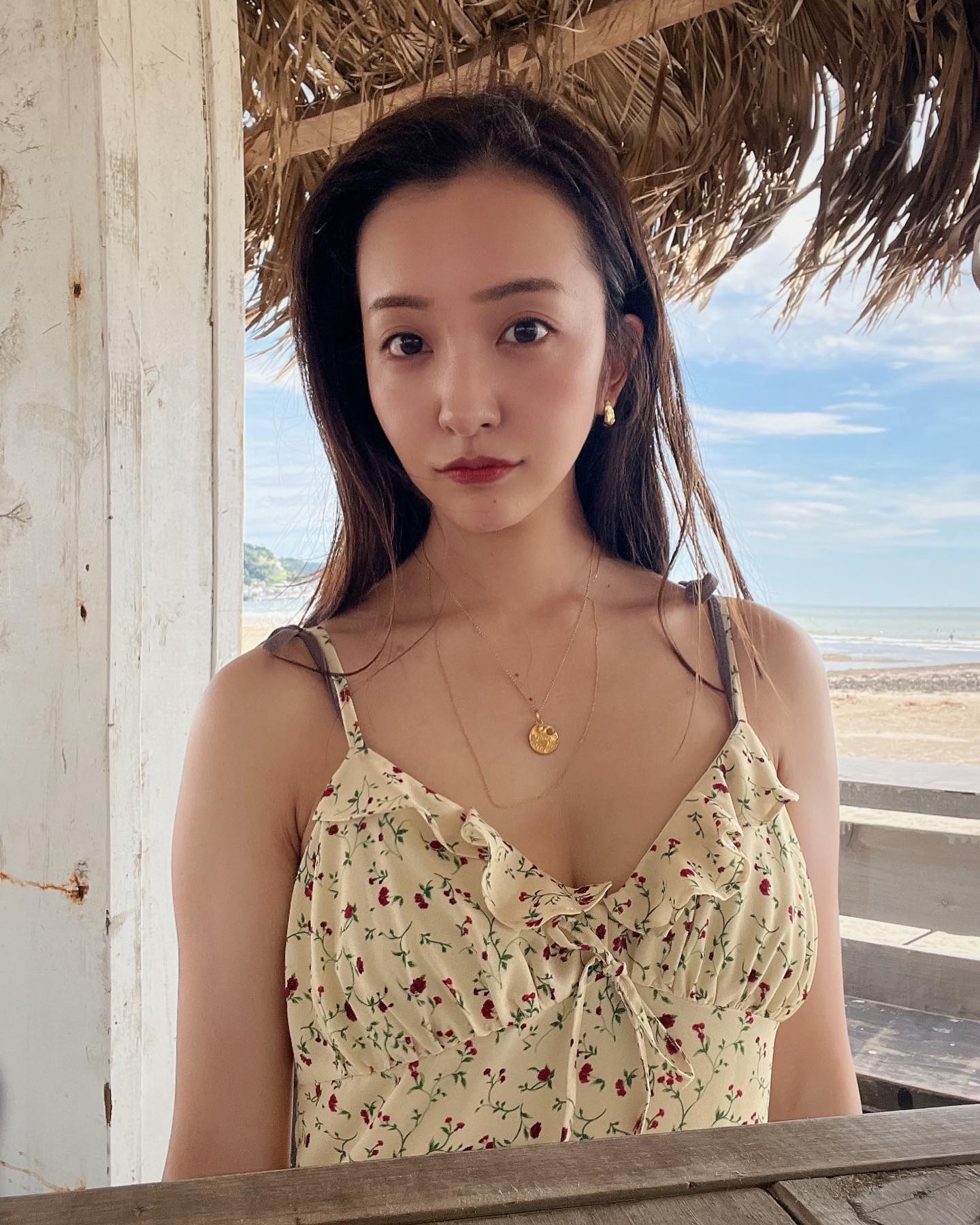 板野友美さん「夏の思ひ出」湘南でのビーチショットが話題