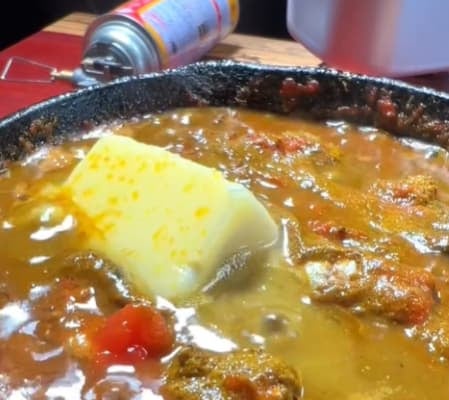 このキャンプ飯、あまりにも美味そう！けんた食堂のカレーが「マジかっ！？」と話題に！