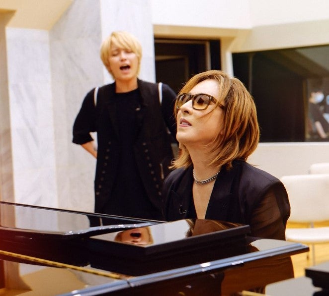 「すごいツーショット」「まさかの？！」YOSHIKIが最近話題の元アイドルとコラボ！