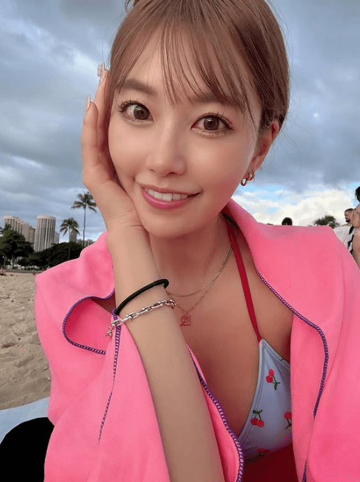 「海には欠かせなくて…」モデル＆Rクイーンの美女、ハワイビーチの”さくらんぼ水着・ショット”を見せファン悶絶！「美人ですね～」