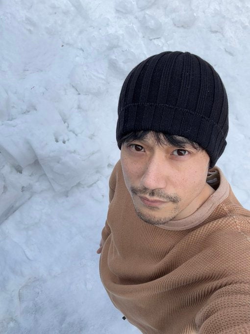 「今日の雪は重かった」人気俳優が雪かき後のオフショットを披露