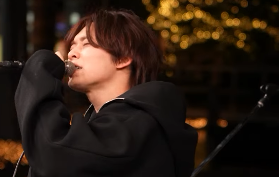 「声が沁みる…」岸洋佑、夜景バックに熱唱するライブ動画にファンうっとり