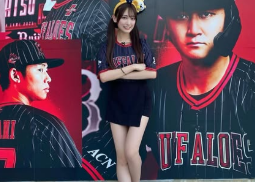 「可愛いしかっこいい」元アイドルの野球美女子、美脚光る”夏の陣・ユニフォームショット”を披露！オリファン歓喜「魅力的な美脚美女」