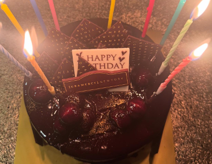 「“赤い眼の生物”から祝福⁉」上地雄輔、バースデーケーキにユーモア全開「やったろーぜ」の声にファン爆笑＆感動