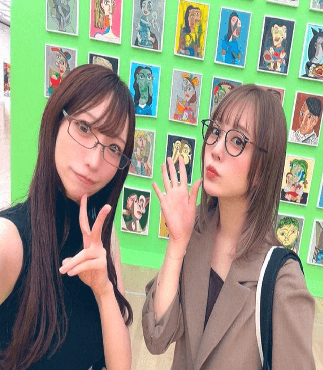 清水あいりが仲良しの「北乃きい」とメガネルックでレアな2ショットを公開