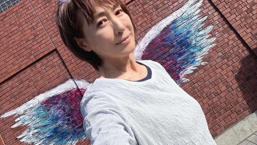 「羽根が生えてますね」高島礼子、〇〇との美しすぎる自撮りコラボショットが話題に！