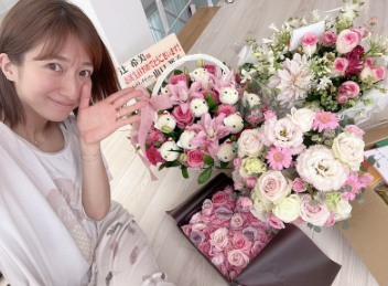 🌈祝35歳🎉辻希美さんが花に囲まれたバースデーショットを公開💖