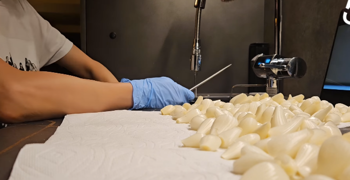 山田優がらっきょうをひたすら剥く！「今年は〇kg漬けました」