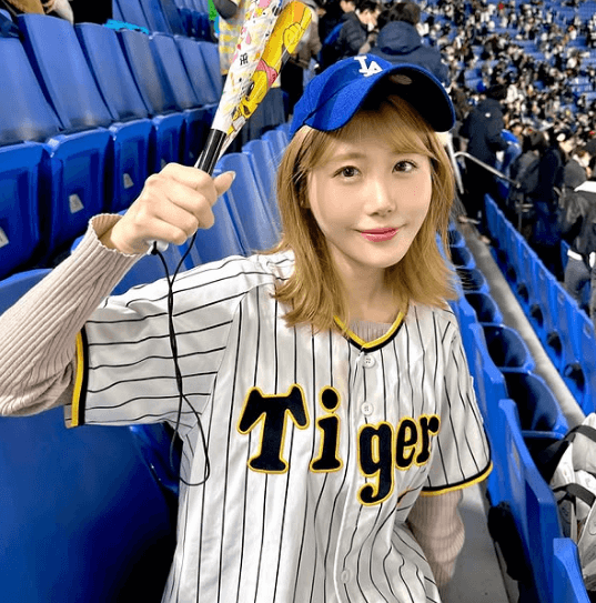 「青色のユニ新鮮！」金髪の野球美女子、阪神VSドジャース戦の観戦！2種のユニフォーム姿公開にファン歓喜「タイガースのユニ可愛い