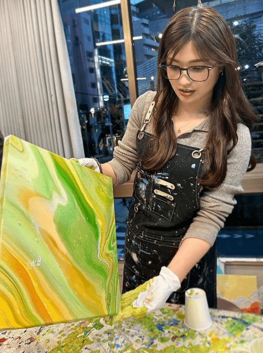 土屋太鳳の”姉”「土屋炎伽」、”たらしこみアート”体験で魅せたメガネ姿が可愛いと話題に