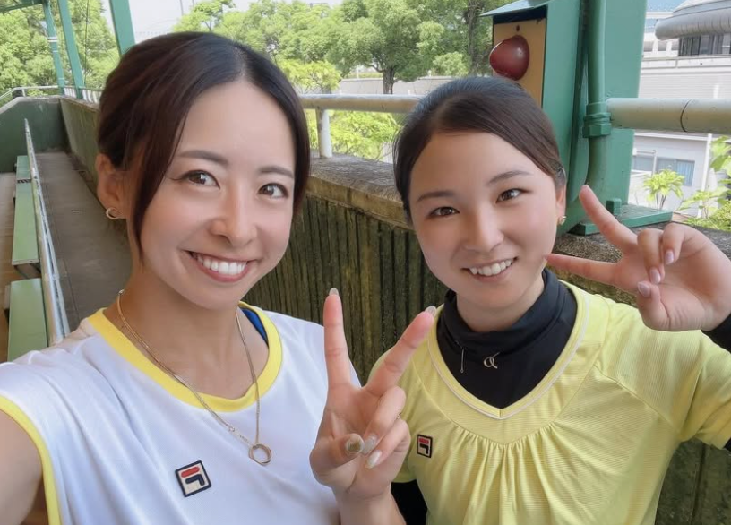 「笑顔でダブルス！」テニス・園田彩乃、東海中日選手権でベスト8入りを報告