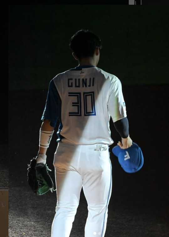 光に向かう背番号30　日本ハム・郡司裕也が感謝と「来季こそ」の決意を示した一枚